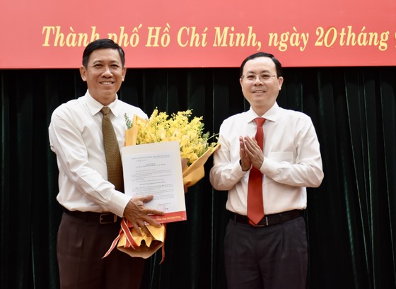 Thành ủy TPHCM trao quyết định nhân sự nhiều vị trí ảnh 1