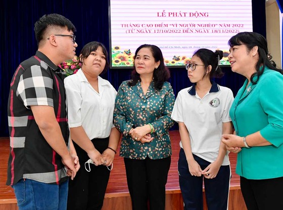 Chủ tịch HĐND TPHCM Nguyễn Thị Lệ và Chủ tịch Ủy ban MTTQVN TPHCM Trần Kim Yến thăm hỏi các em sinh viên được hỗ trợ. Ảnh: VIỆT DŨNG 