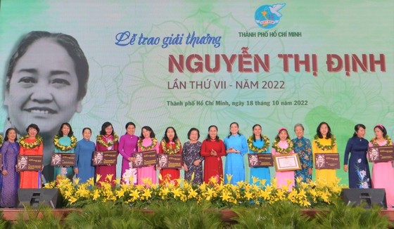 Các đồng chí lãnh đạo thành phố cùng các cá nhân, tập thể nhận giải thưởng Nguyễn Thị Định. Ảnh: CAO THĂNG