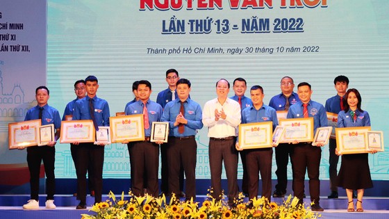 Phó Bí thư Thành ủy TPHCM Nguyễn Hồ Hải chúc mừng các gương thanh niên công nhân tiểu biểu đạt Giải thưởng  Nguyễn Văn Trỗi năm 2022