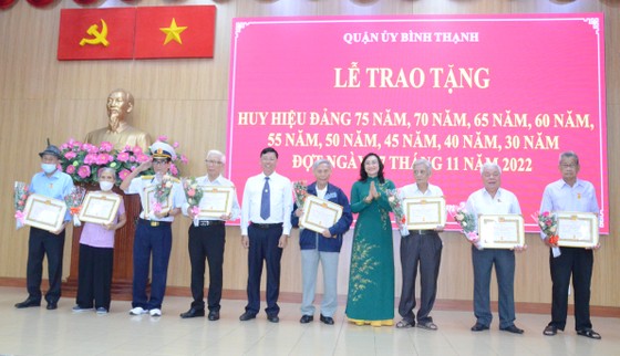 Các đảng viên cao tuổi Đảng tại quận Bình Thạnh nhận Huy hiệu Đảng 