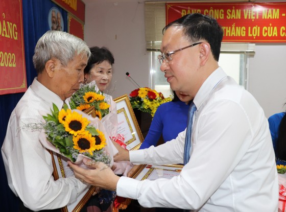 Bí thư Quận ủy quận 4 Nguyễn Quốc Thái trao Huy hiệu Đảng đến các đảng viên