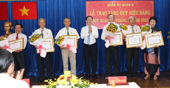 16 đảng viên Đảng bộ quận 4 nhận Huy hiệu Đảng ảnh 1