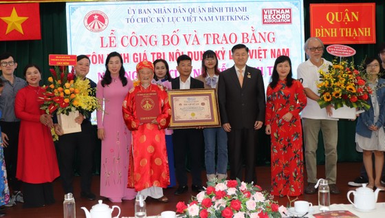 Tổ chức Kỷ lục Việt Nam trao Bằng tôn vinh giá trị nội dung kỷ lục Việt Nam đến nhà nghiên cứu Nguyễn Đình Tư
