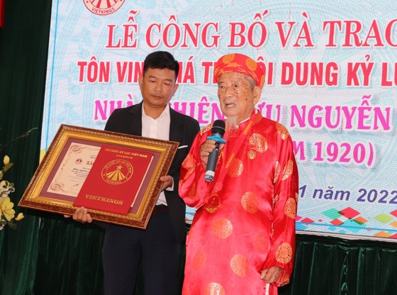 Trao Bằng tôn vinh giá trị nội dung kỷ lục Việt Nam đến nhà nghiên cứu Nguyễn Đình Tư ảnh 1