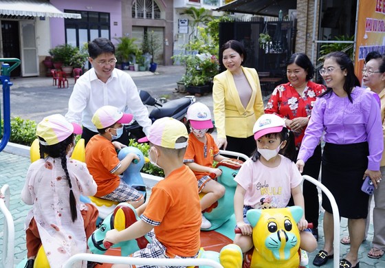 Trẻ em vui chơi tại khu vui chơi giải trí thiếu nhi và Thể dục thể thao vừa khánh thành tại khuôn viên 750 Nguyễn Kiệm