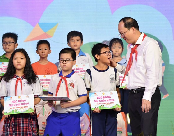 Phó Bí thư Thành ủy TPHCM Nguyễn Hồ Hải thăm hỏi thiếu nhi hoàn cảnh khó khăn, học tốt. Ảnh: VIỆT DŨNG ảnh 8 Phó Bí thư Thành ủy TPHCM Nguyễn Hồ Hải thăm hỏi thiếu nhi hoàn cảnh khó khăn, học tốt. Ảnh: VIỆT DŨNG ảnh 8