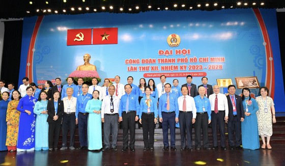 Các đồng chí lãnh đạo Tổng LĐLĐ Việt Nam, lãnh đạo Thành ủy TPHCM cùng các đại biểu về dự đại hội. Ảnh: VIỆT DŨNG ảnh 4