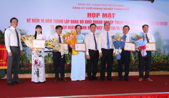 Phó Bí thư Thành ủy TPHCM Nguyễn Hồ Hải chúc mừng các đồng chí nhận kỷ niệm chương vì sự nghiệp xây dựng Đảng trong doanh nghiệp ảnh 3