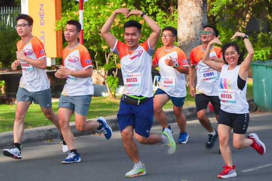 Các đôi tham gia chạy tại chương trình Đường chạy cặp đôi (Couple Run 2023) được tổ chức vào cuối tháng 8 ảnh 6