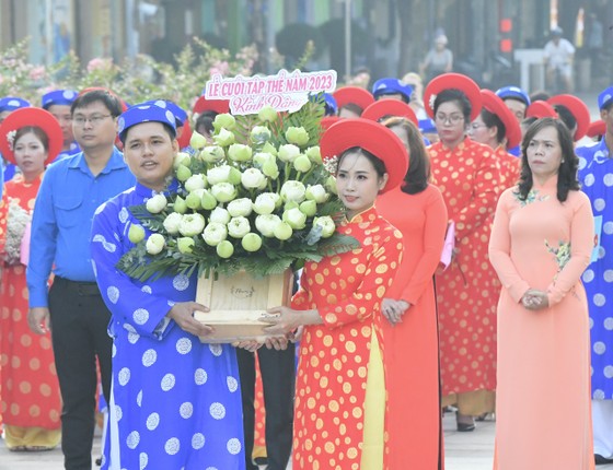 Thực hiện lễ dâng hoa lên Chủ tịch Hồ Chí Minh trong lễ cưới cưới tập thể năm nay. Ảnh: VIỆT DŨNG ảnh 1
