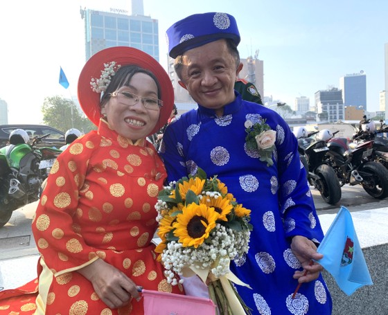 Chú rể Bùi Thanh Thuận và cô dâu Nguyễn Thị Là hạnh phúc rạng rỡ khi hôm nay cũng là kỷ niệm 10 năm họ về chung một mái nhà. Ảnh: THÁI PHƯƠNG ảnh 3