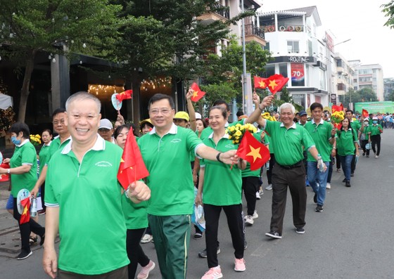 Nhiều người dân đã thức dậy từ sớm, đi bộ để đóng góp chăm lo người khó khăn