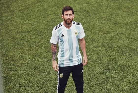 Chàng cầu thủ vô địch Lionel Messi - ngôi sao bóng đá nổi tiếng toàn cầu, với kỹ năng ấn tượng và phong cách chơi bóng đá độc đáo.