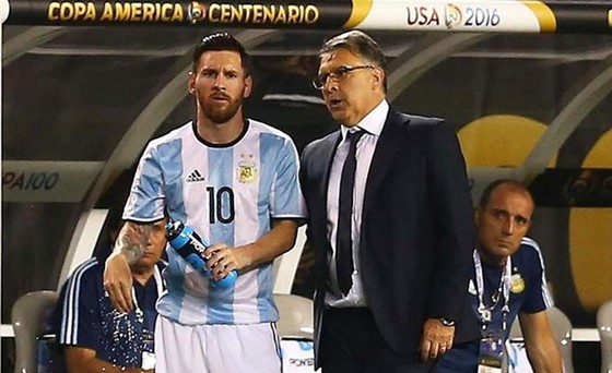 Quang cảnh đầy khí thế của Lionel Messi và đội tuyển Argentina đang cống hiến hết mình trên sân cỏ nước này.