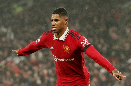 Rashford - cầu thủ người Anh đang làm mưa làm gió trên sân cỏ với tốc độ nhanh như điện và kỹ thuật siêu sao. Hãy ngắm nhìn chân sút tài năng này qua hình ảnh chất lượng cao để khám phá tài năng không chỉ trên mặt trận tấn công mà còn ở phòng ngự tài ba nữa nhé!