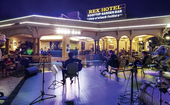 Chào đón năm 2024, Khách sạn Rex Sài Gòn giới thiệu ưu đãi trải nghiệm rooftop bar đẳng cấp. Từ những vị cocktail tinh tế đến không gian thoáng đãng ngắm nhìn toàn cảnh thành phố, bạn sẽ được trải nghiệm những khoảnh khắc tuyệt vời tại đây. Hãy đến và khám phá rooftop bar tuyệt vời này cùng chúng tôi!