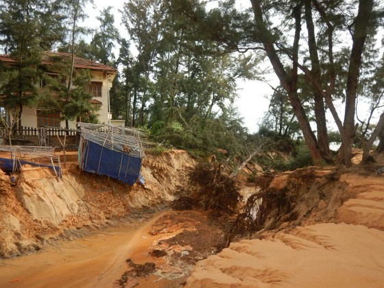 Cát đỏ từ dự án du lịch tràn xuống gây sạt lở hoàn toàn một đoạn tỉnh lộ 719 ảnh 5