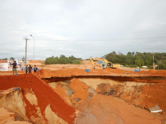 Cát đỏ từ dự án du lịch tràn xuống gây sạt lở hoàn toàn một đoạn tỉnh lộ 719 ảnh 1 Cát đỏ từ dự án du lịch tràn xuống gây sạt lở hoàn toàn một đoạn tỉnh lộ 719 ảnh 1
