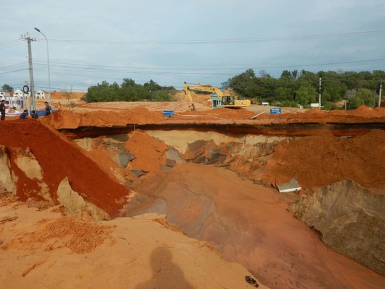 Cát đỏ từ dự án du lịch tràn xuống gây sạt lở hoàn toàn một đoạn tỉnh lộ 719 ảnh 3 Cát đỏ từ dự án du lịch tràn xuống gây sạt lở hoàn toàn một đoạn tỉnh lộ 719 ảnh 3
