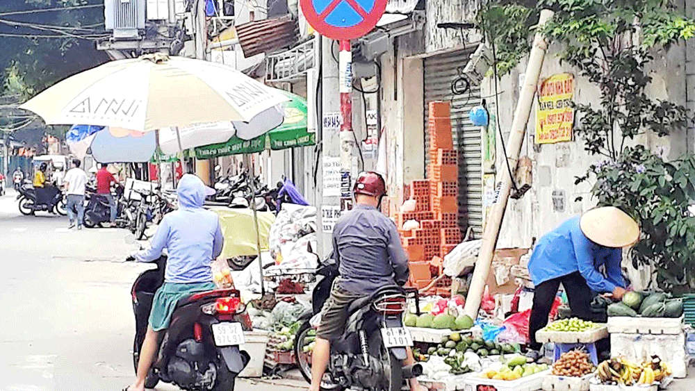 Vỉa hè, lòng đường vẫn bị lấn chiếm ảnh 2 Vỉa hè, lòng đường vẫn bị lấn chiếm ảnh 1