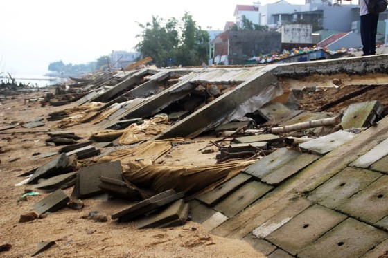 Cận cảnh kè sông hàng chục tỷ đồng chưa dùng đã gãy nát ảnh 3 Cận cảnh kè sông hàng chục tỷ đồng chưa dùng đã gãy nát ảnh 3