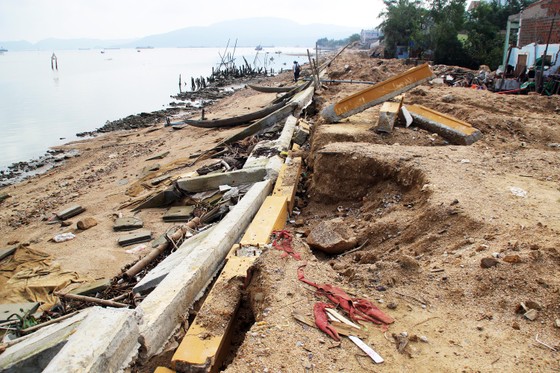 Cận cảnh kè sông hàng chục tỷ đồng chưa dùng đã gãy nát ảnh 2 Cận cảnh kè sông hàng chục tỷ đồng chưa dùng đã gãy nát ảnh 2