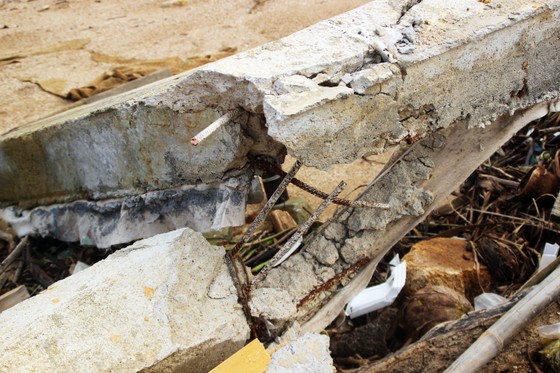 Cận cảnh kè sông hàng chục tỷ đồng chưa dùng đã gãy nát ảnh 6 Cận cảnh kè sông hàng chục tỷ đồng chưa dùng đã gãy nát ảnh 6