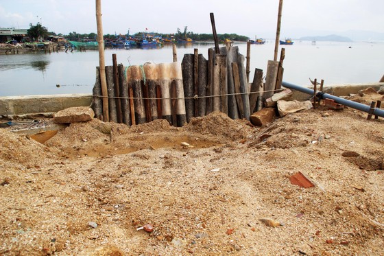 Cận cảnh kè sông hàng chục tỷ đồng chưa dùng đã gãy nát ảnh 7 Cận cảnh kè sông hàng chục tỷ đồng chưa dùng đã gãy nát ảnh 7