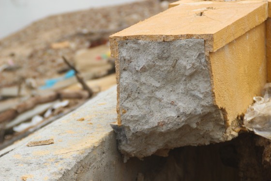 Cận cảnh kè sông hàng chục tỷ đồng chưa dùng đã gãy nát ảnh 5 Cận cảnh kè sông hàng chục tỷ đồng chưa dùng đã gãy nát ảnh 5