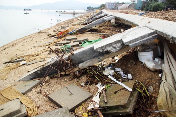 Cận cảnh kè sông hàng chục tỷ đồng chưa dùng đã gãy nát ảnh 9 Cận cảnh kè sông hàng chục tỷ đồng chưa dùng đã gãy nát ảnh 9