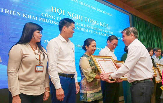 Gắn cải cách hành chính với văn hóa, văn minh ảnh 3 Chủ tịch UBND TPHCM Nguyễn Thành Phong: 99% người dân hài lòng là… chưa sát thực tế ảnh 3