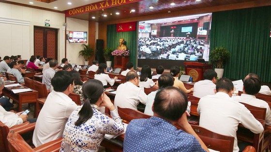 Gắn cải cách hành chính với văn hóa, văn minh ảnh 2 Chủ tịch UBND TPHCM Nguyễn Thành Phong: 99% người dân hài lòng là… chưa sát thực tế ảnh 2