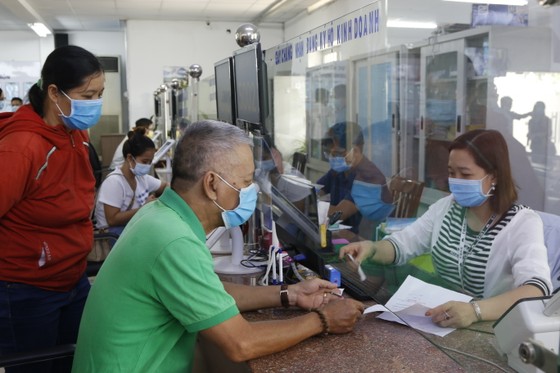 Công chức TPHCM giảm thu nhập tăng thêm nhằm chia sẻ người dân lúc phòng, chống dịch Covid-19 ảnh 1