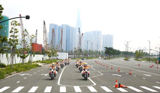 Bóng hồng dẫn đoàn ảnh 2