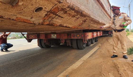 Phạt hơn 90 triệu đồng xe chở thuyền dài 28 mét ảnh 1 Xe chở thuyền dài 28 mét lên đèo Bảo Lộc bị phạt hơn 90 triệu đồng ảnh 1