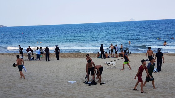 Người dân Nha Trang và du khách vẫn 'vô tư' tụ tập tắm biển ảnh 4