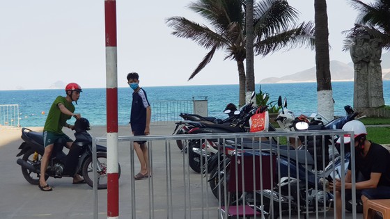 Người dân Nha Trang và du khách vẫn 'vô tư' tụ tập tắm biển ảnh 6