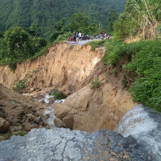 Cận cảnh nhà máy thủy điện bị đất đá vùi trong mưa lũ ảnh 1