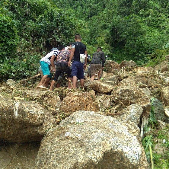 Cận cảnh nhà máy thủy điện bị đất đá vùi trong mưa lũ ảnh 2