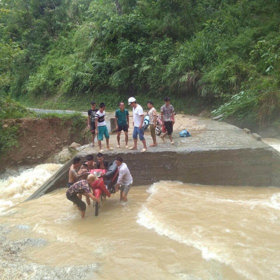 Cận cảnh nhà máy thủy điện bị đất đá vùi trong mưa lũ ảnh 3