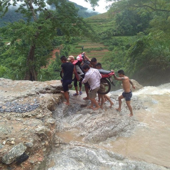 Cận cảnh nhà máy thủy điện bị đất đá vùi trong mưa lũ ảnh 4