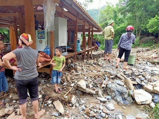 Cận cảnh nhà máy thủy điện bị đất đá vùi trong mưa lũ ảnh 5