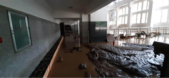 Cận cảnh nhà máy thủy điện bị đất đá vùi trong mưa lũ ảnh 8