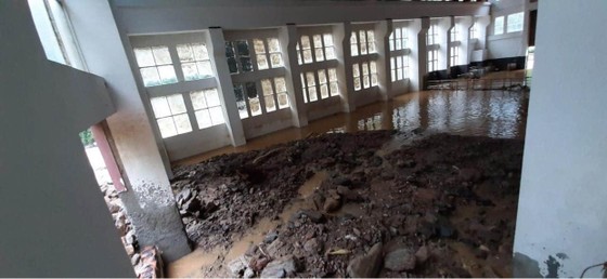 Cận cảnh nhà máy thủy điện bị đất đá vùi trong mưa lũ ảnh 9 Cận cảnh nhà máy thủy điện bị đất đá vùi trong mưa lũ ảnh 9