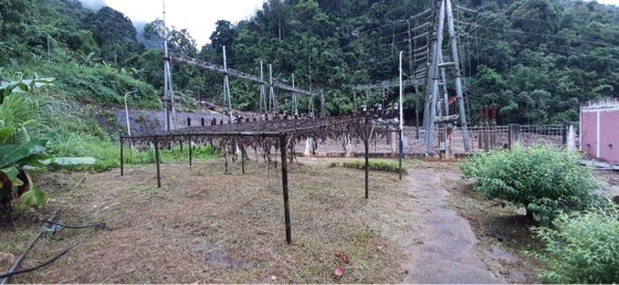 Cận cảnh nhà máy thủy điện bị đất đá vùi trong mưa lũ ảnh 10