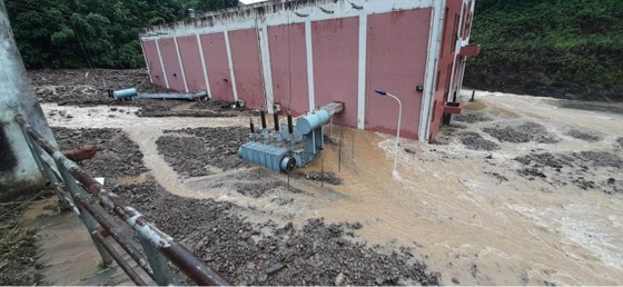 Cận cảnh nhà máy thủy điện bị đất đá vùi trong mưa lũ ảnh 11