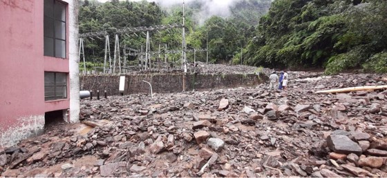 Cận cảnh nhà máy thủy điện bị đất đá vùi trong mưa lũ ảnh 13