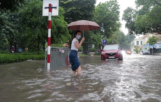 Áp thấp nhiệt đới đang mạnh lên thành bão, nhiều nơi mưa to ảnh 2