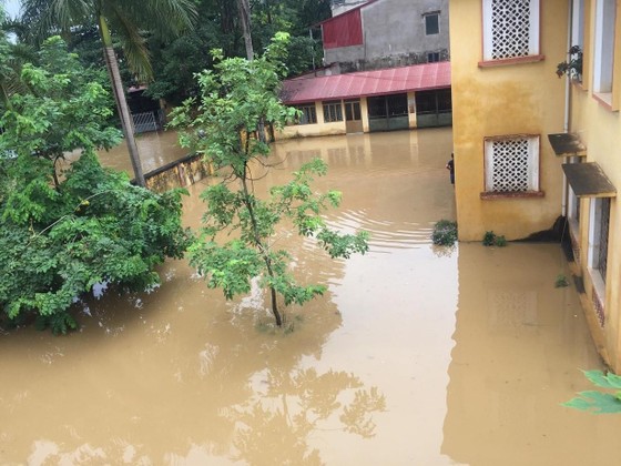 Trung Quốc xả lũ thủy điện xuống sông Hồng ảnh 2